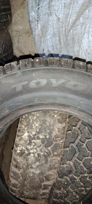 Продавам четири зимни гуми TOYO 215/70/15