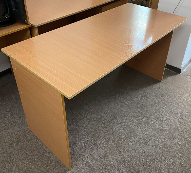 Деревянные столы,тумбочка