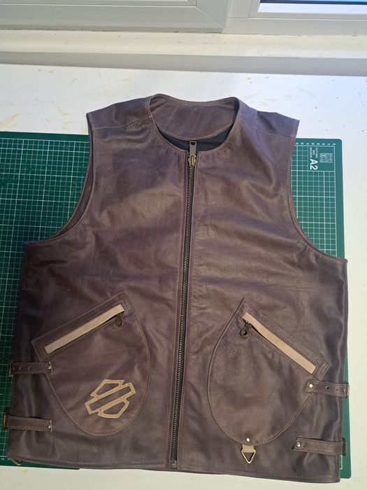 Vand veste piele model moto-rock, pret pe bucata, marime 50-52.