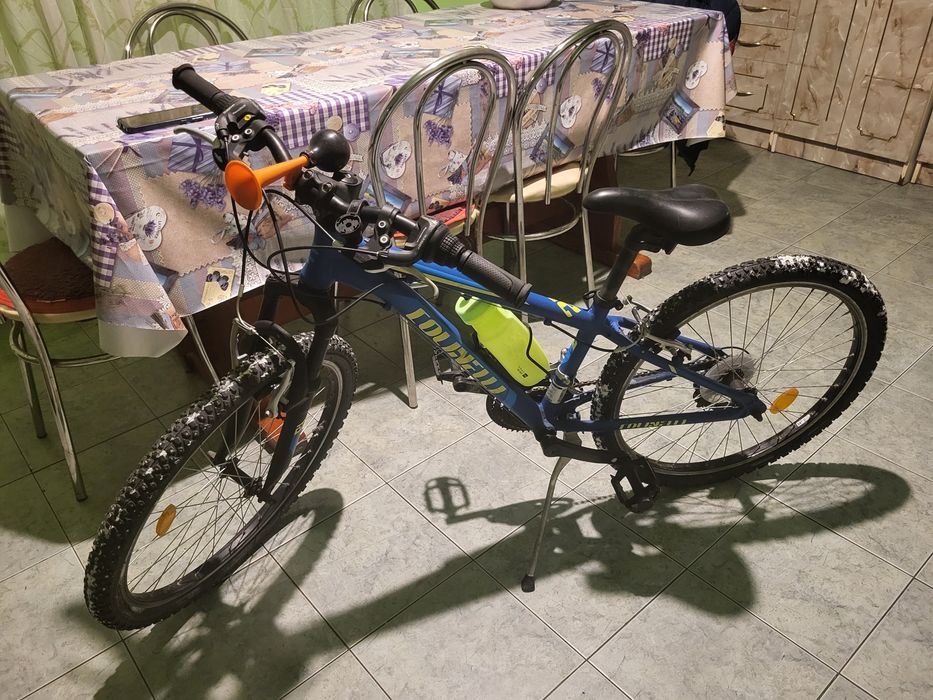 Bicicletă de copii mici cu sunspensie față și are 6 viteze