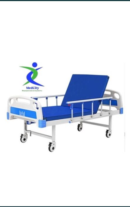 Кровать инвалид адамға жағдайы жақсы жастығымен бірге суретегдей.