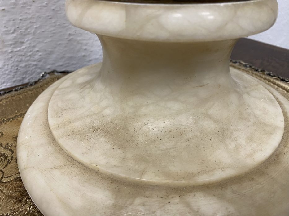 Италианска мраморна колона поставка за цветя