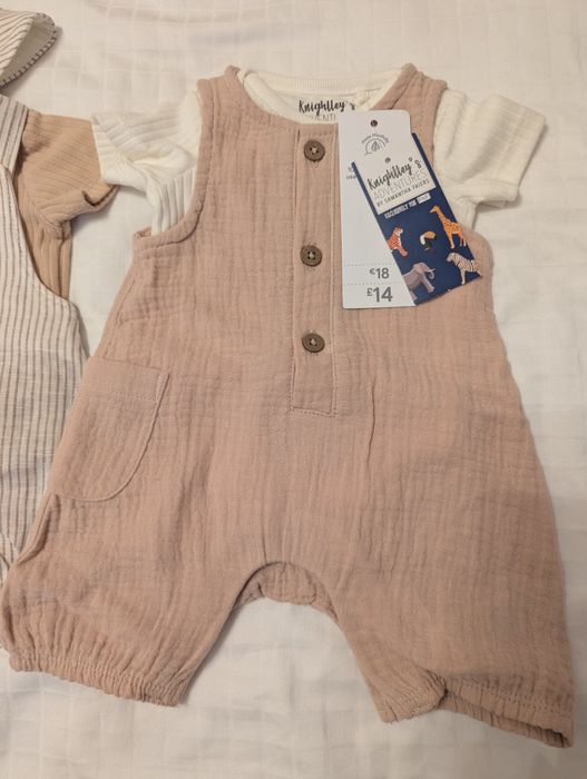 Дрешки за новородено 2 броя + шапка