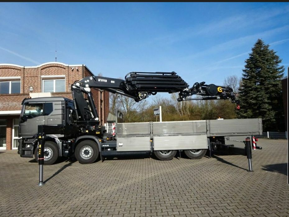 Camion cu macara  de inchiriat transport containere