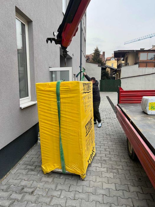 Предлага транспортни услуги със самосвал до 3,5 тона, оборудван с кран