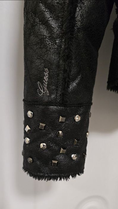 Дамско оригинално яке със пухена яка.  GUESS.