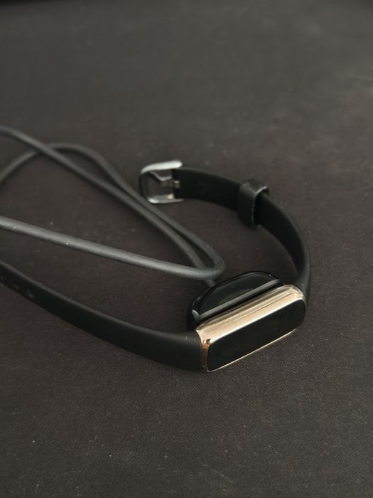 Brățară fitness Fitbit Luxe aurie