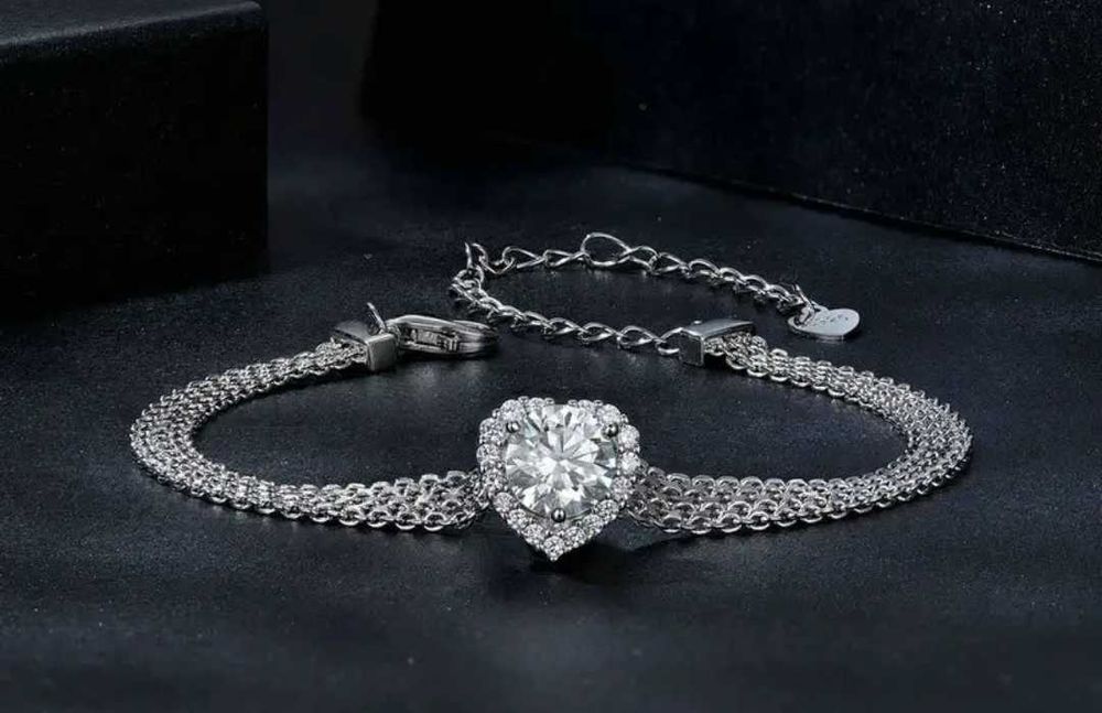 В наличии красивые украшения из серебра шикарного качества