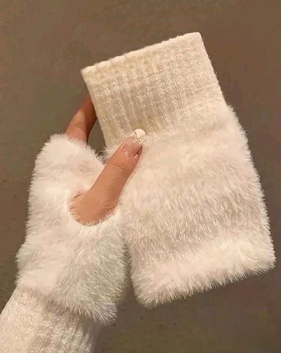 Чисто нов топъл зимен пухкав дамски комплект от шапка, шал и ръкавици!