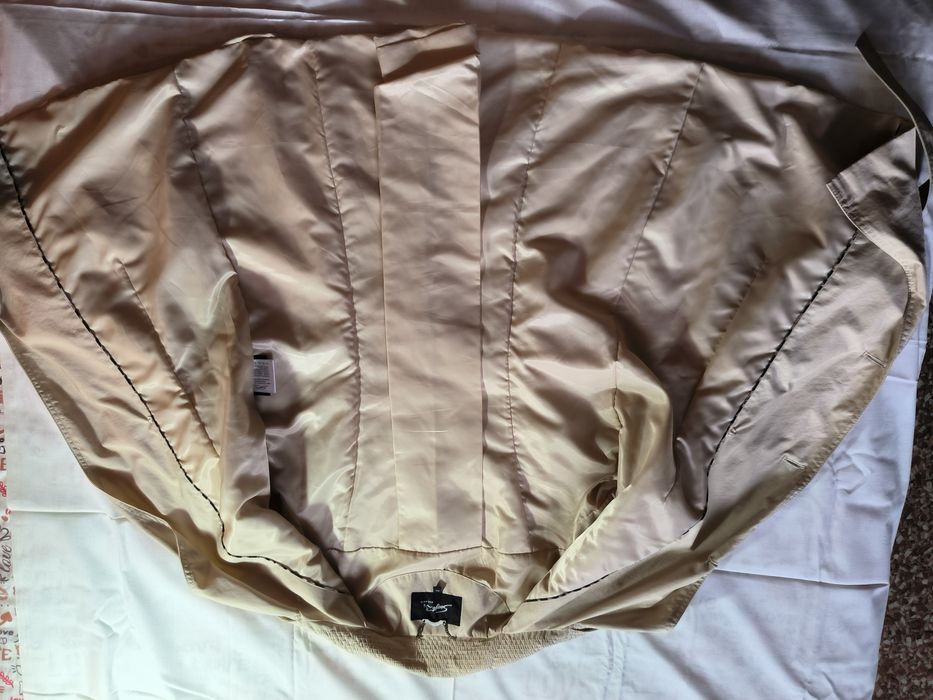 Светлый осенний плащ