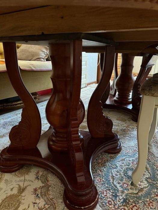 Гостевой стол для гостиной