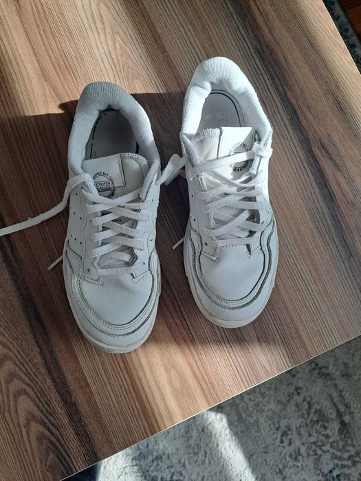 Бели детски маратонки + подарък