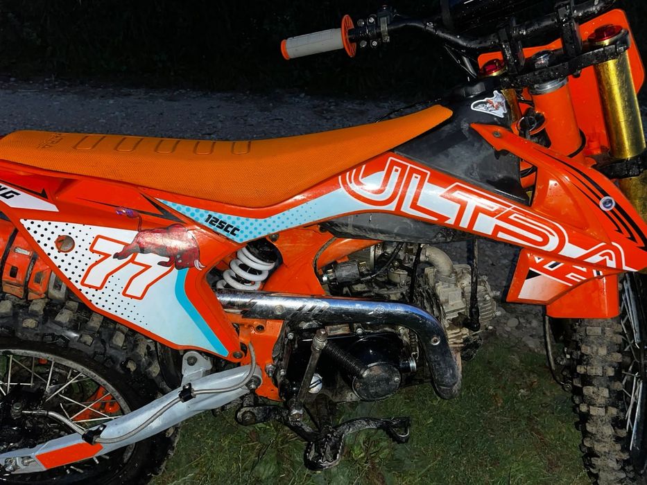 Moto cross cu cască scimb cu animale