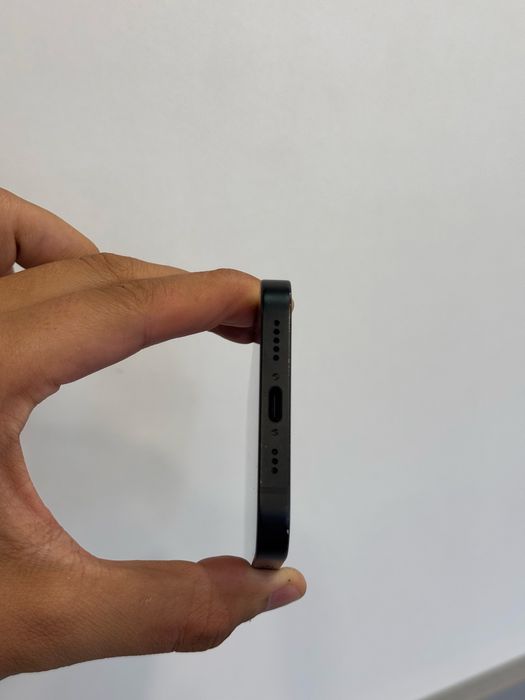 Продавам iPhone 16e 51 цикъла