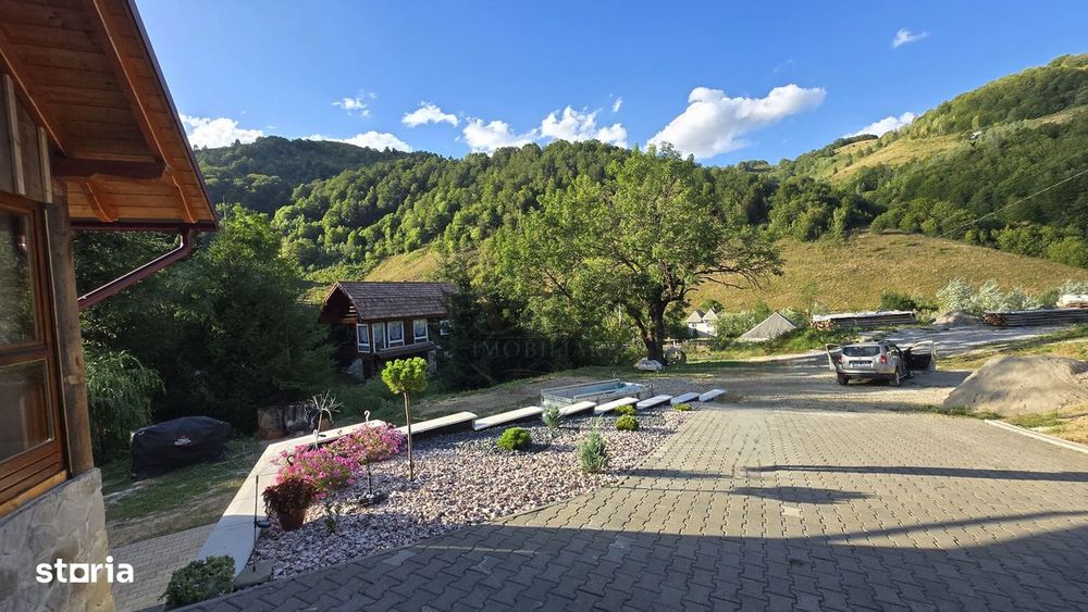 Casa de vacanta cu 3 camere,1500 mp teren,Intregalde