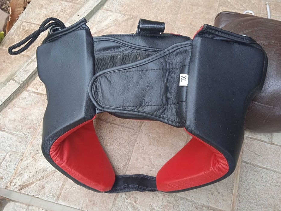 Стари боксови ръкавици и шлем Energetics