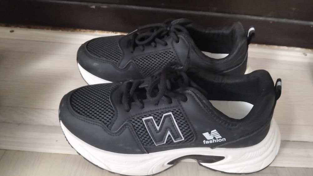 Спортивные кроссовки  37размер