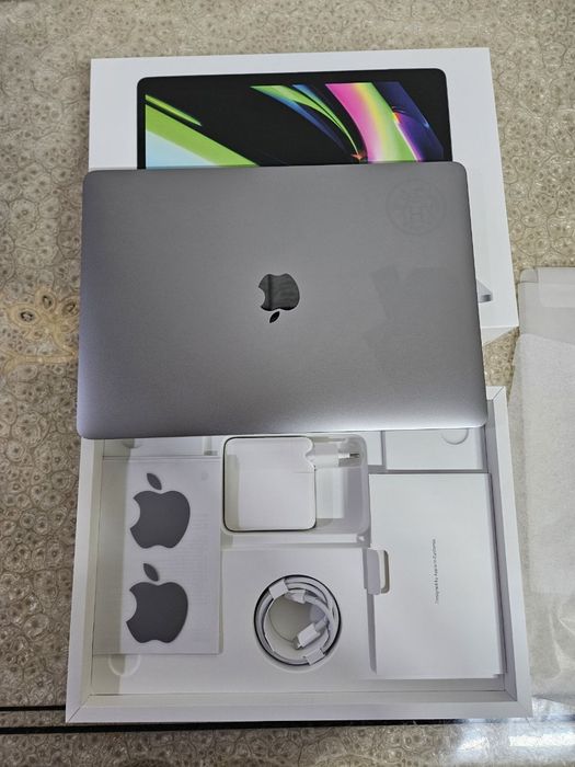 MacBook Pro M2 13 dyum space gray (8GB/256GB) full box soltiladi