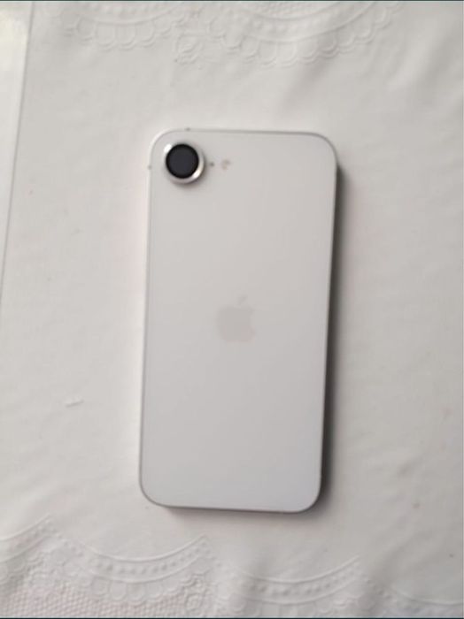 Продам Iphone 16e 128,батарея 98%