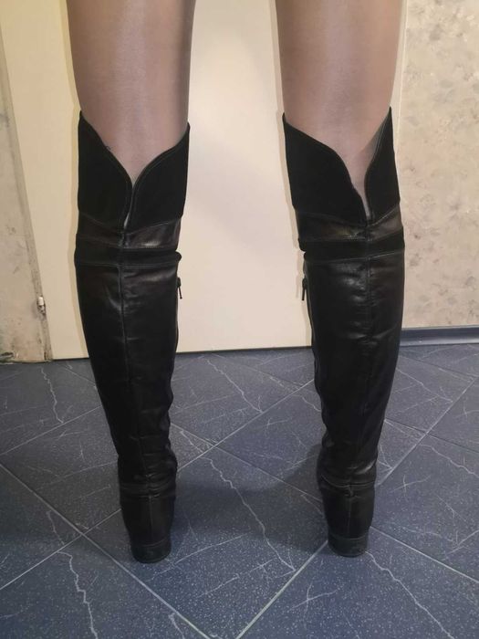 Чизми от естествена кожа и велур.