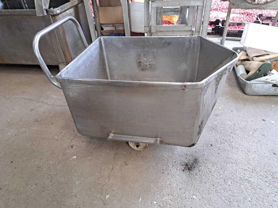 Vand utilaje de macelarie .