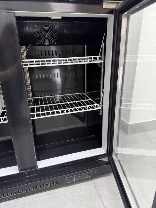 Продается двухдверная холодильная витрина