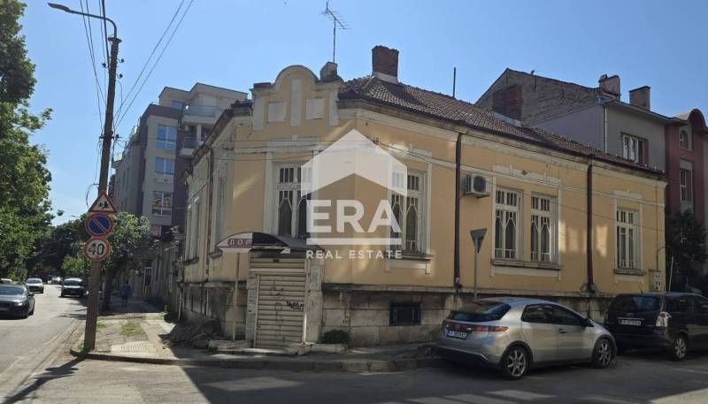 Двуетажна къща в Широк център