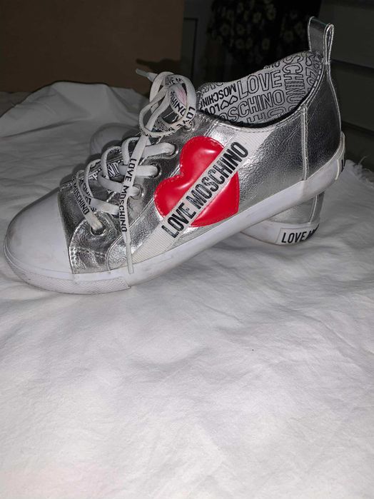 Продавам 4 чифта дамски кецове, обувки и сандали.