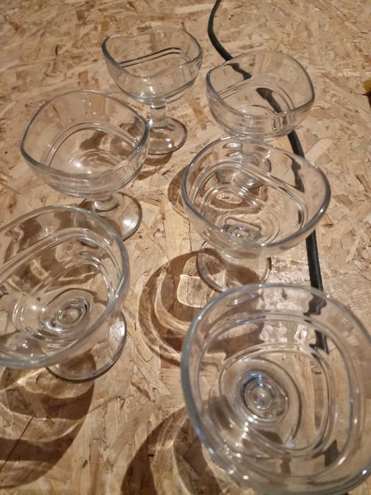 Vind cupe din sticla pentru desert