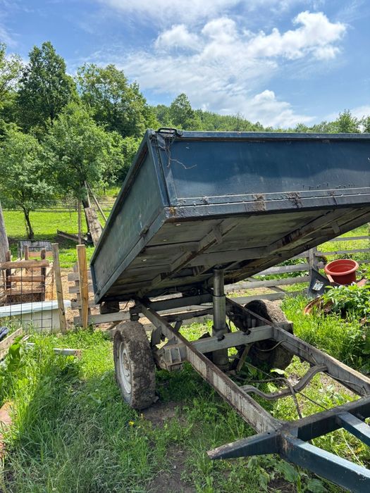 Vând tractorist și remorca basculabila