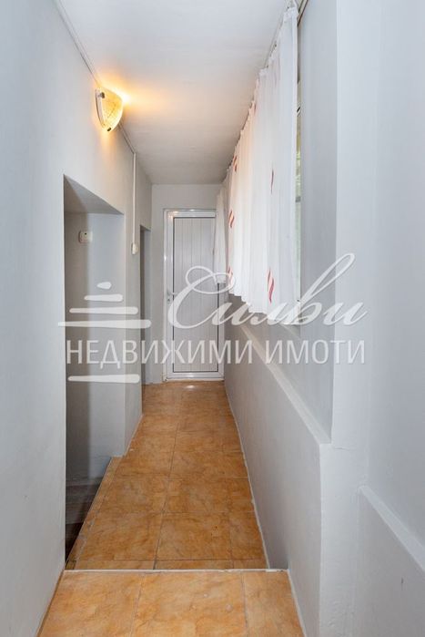 Етаж от МАСИВНА ТУХЛЕНА къща - кв.Тракия