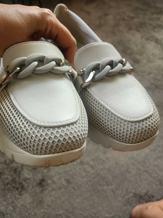 Макасини бели на платформа н.37
