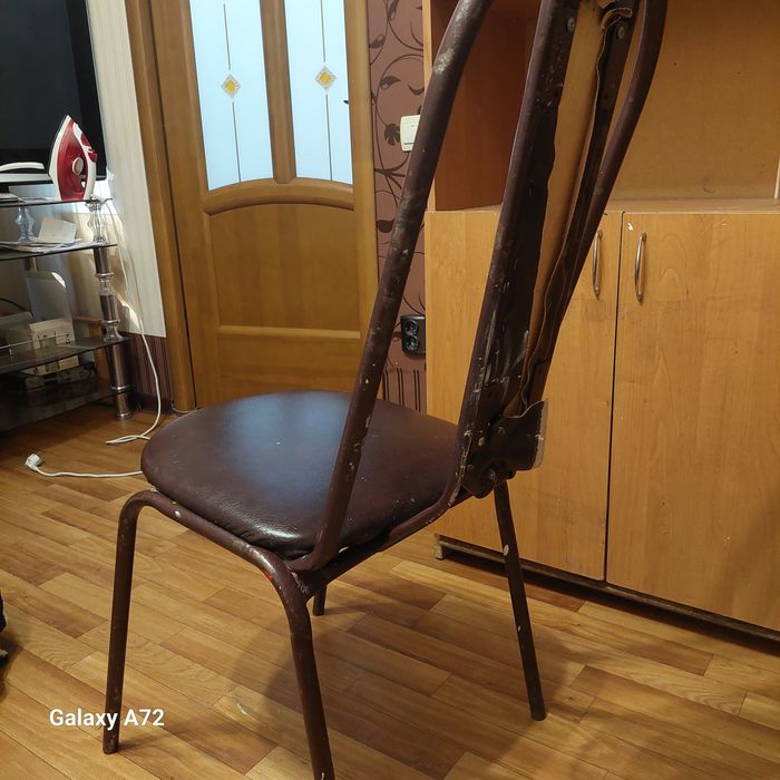 Продам срочно стулья б/у,7 шт.Уральск.