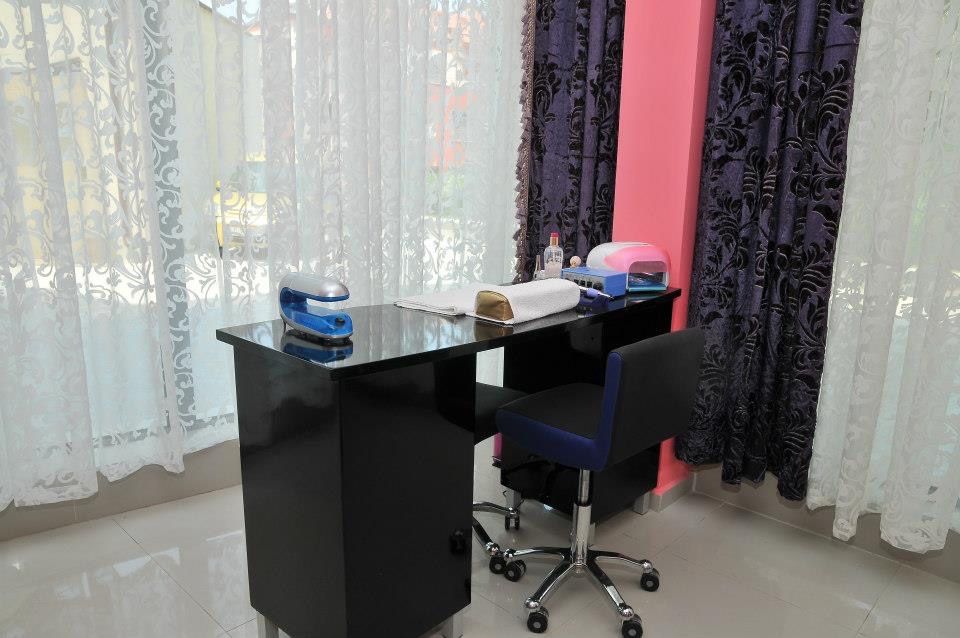 Под наем напълно оборудван фризьорски салон с маникюр