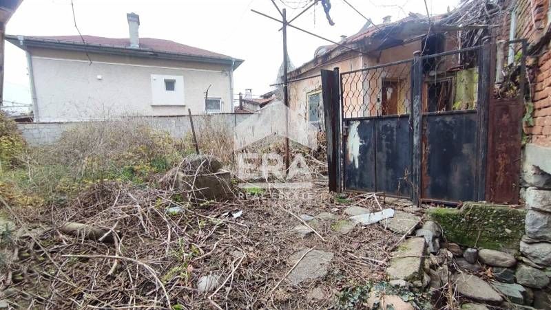 УПИ с двуетажна къща  в гр.Рила