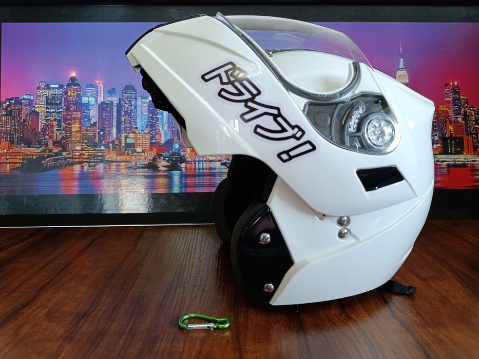 Мото шлем от бренда LEOPARD