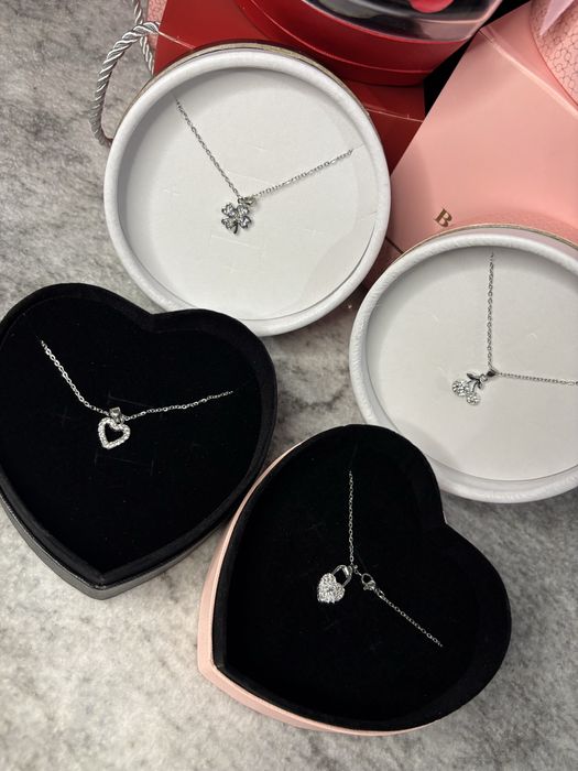 Cutie cu trandafiri si bijuterie