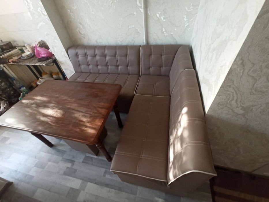 Ошхона учун уголок мебел +стол+ 2 та пуфик