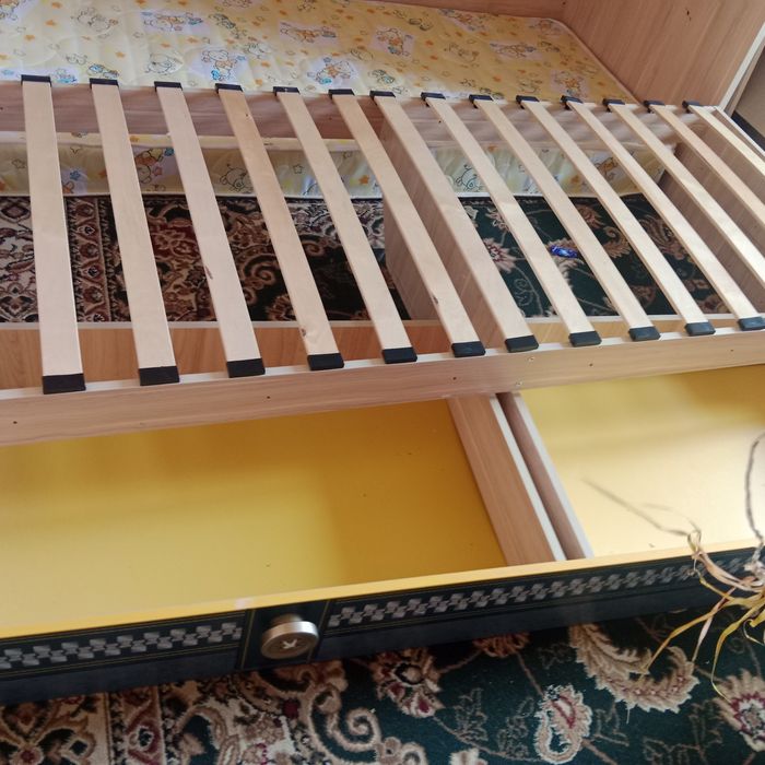 кровать с матрасом