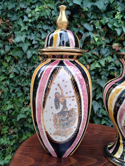 Порцеланови урна и ваза - BEQUET