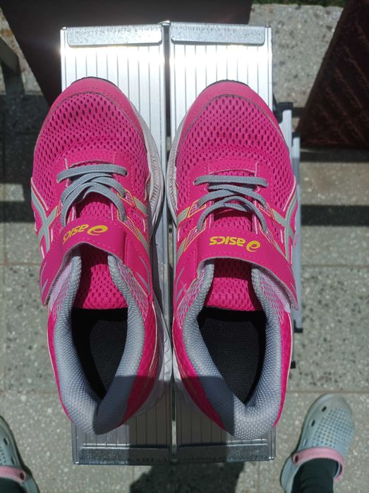 Номер 34. Естествен лак, кожена стелка. Нови. 25 лв.