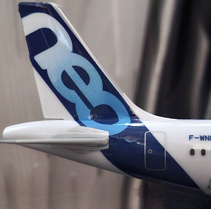 Продам модельку самолёта Airbus A320neo в фирменном ливерии