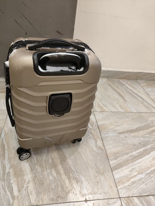 Чемодан на колесиках