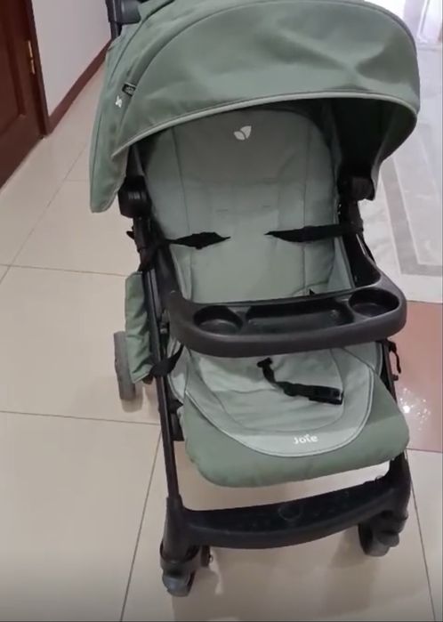 Продам коляску нейтрального цвета