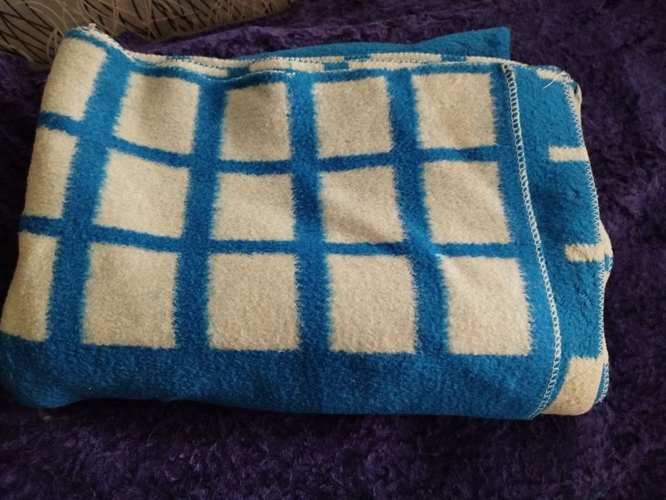 Одеяла шерстяные,подушки