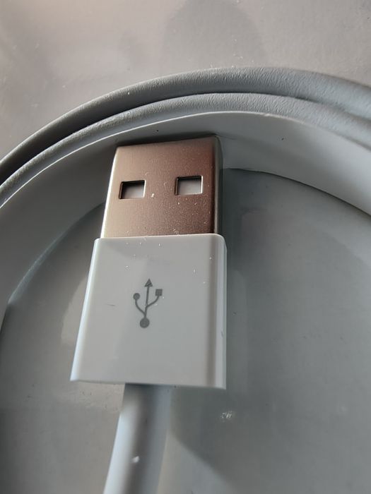 Продавам Apple Lightning to USB Cable