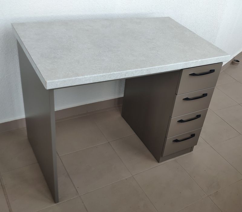 Бюро маса за маникюр офис със шкафове