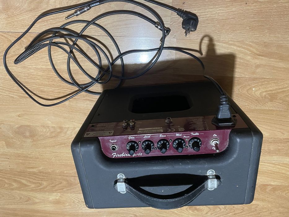 Chitară electrică și amplificator boxă