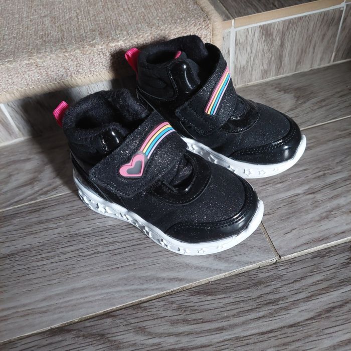 Детски пантофи и маратонки за момиче.