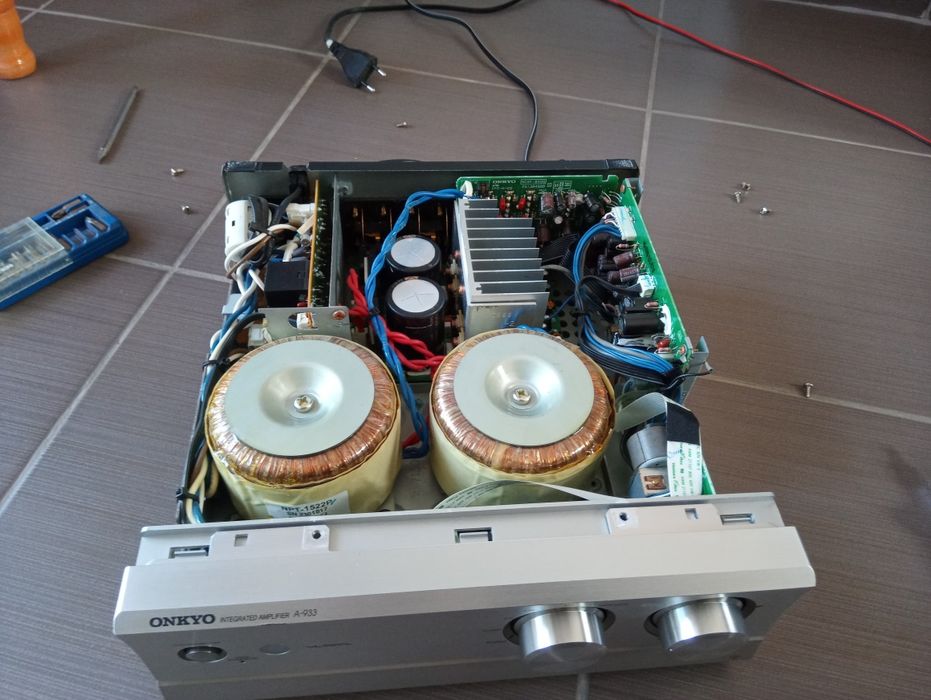 Vând amplificator ONKYO A-933